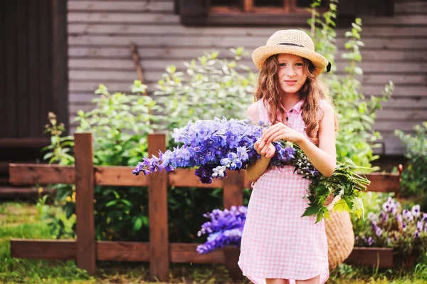 Retrato Romântico Menina Feliz Escolhendo Buquê Belas Flores Azul Delphinium — Fotografia de Stock