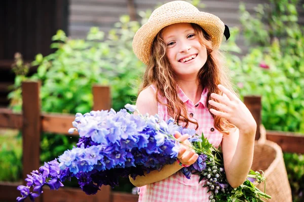 Romantický Portrét Dívky Šťastné Dítě Výdeje Krásné Modré Delphinium Kytice — Stock fotografie
