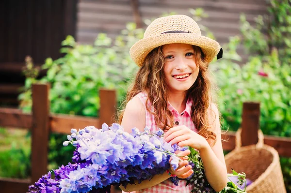 Romantik Kız Güzel Mavi Delphinium Buket Yaz Bahçeden Toplama Mutlu — Stok fotoğraf