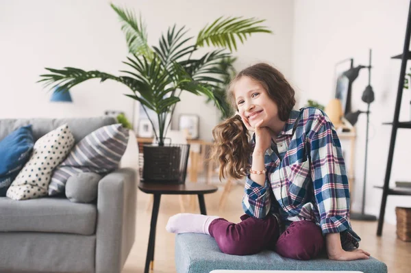 Niña Feliz Posando Nuevo Interior Moderno Comprar Casa Nueva Mudarse — Foto de Stock