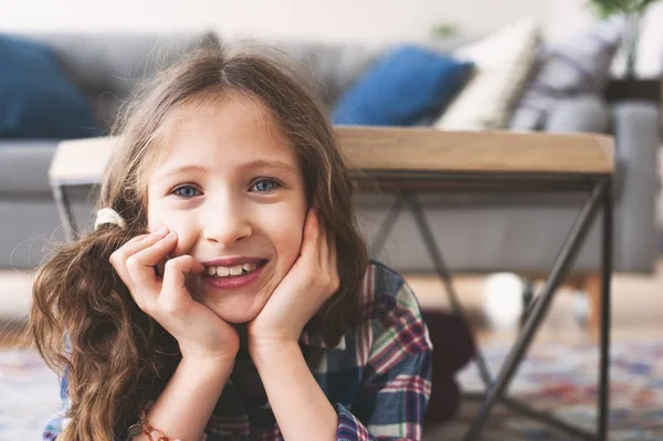 Soñadora Reflexiva Años Niña Retrato Casa — Foto de Stock