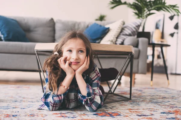 Rêveur Réfléchi Ans Enfant Fille Portrait Maison — Photo