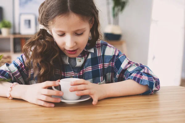 快乐的女孩喝茶的早餐 9岁儿童的室内肖像 — 图库照片