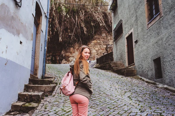 Mujer Turista Que Visita Oporto Portugal Caminar Por Ciudad Vieja —  Fotos de Stock