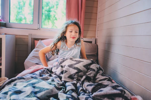 Счастливая Девочка Просыпается Рано Утром Своей Комнате Лежа Постели — стоковое фото