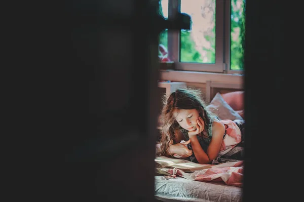 Niña Reflexiva Leyendo Libro Solo Habitación Veening Temprano Mañana —  Fotos de Stock