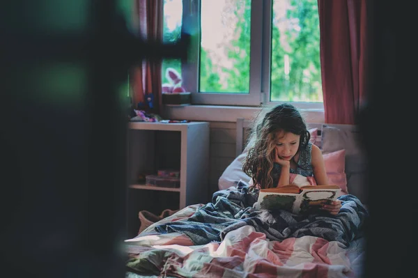 Enfant Réfléchi Fille Lecture Livre Seul Dans Chambre Dans Veening — Photo