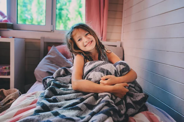 Szczęśliwy Dziewczyna Budzi Się Wcześnie Rano Swoim Pokoju Leżąc Łóżku — Zdjęcie stockowe