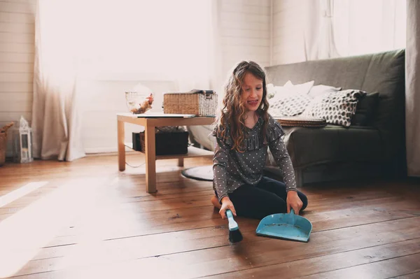 Grappige Jongen Meisje Helpen Met Huishoudelijk Werk Thuis Houten Vloer — Stockfoto