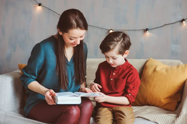 Mère Heureuse Lisant Livre Enfant Fils Maison Apprenant Des Tout — Photo