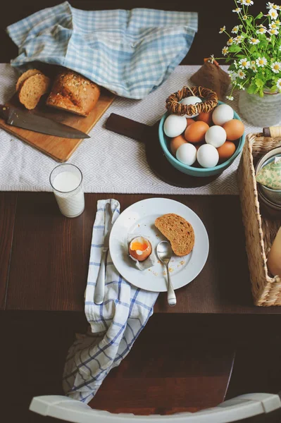 Desayuno Campestre Cocina Casera Rústica Con Huevos Granja Mantequilla Pan —  Fotos de Stock