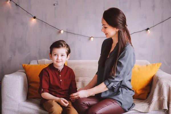幸福的母亲和子儿的室内肖像坐在沙发上玩耍 家庭生活概念 — 图库照片