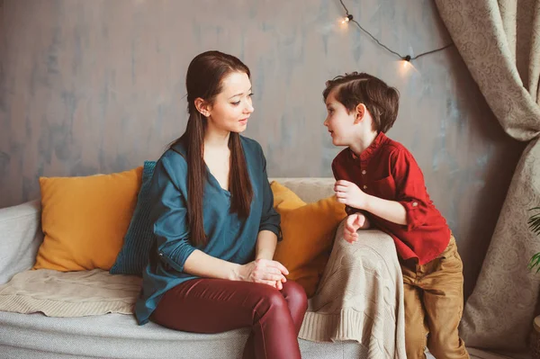 Mère Parlant Son Fils Maison Enfants Partageant Des Problèmes Avec — Photo