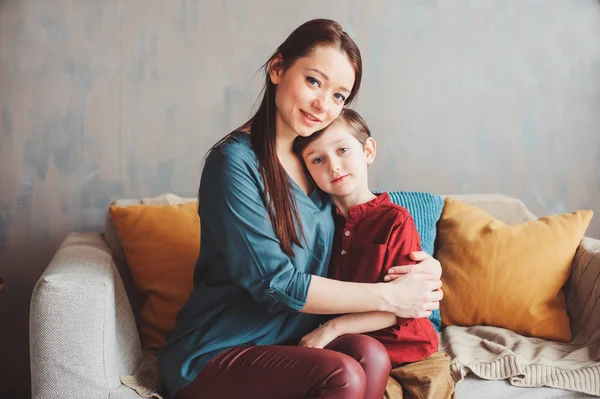 幸せな愛情のある母励み幼児の息子に家庭の屋内の肖像画 近代家族のカジュアルなライフ スタイル — ストック写真