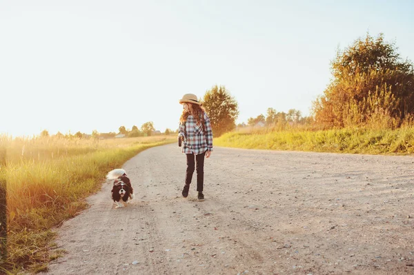 Lyckligt Barn Flicka Promenader Landsväg Med Hennes Hund Njuter Sommarsemester — Stockfoto