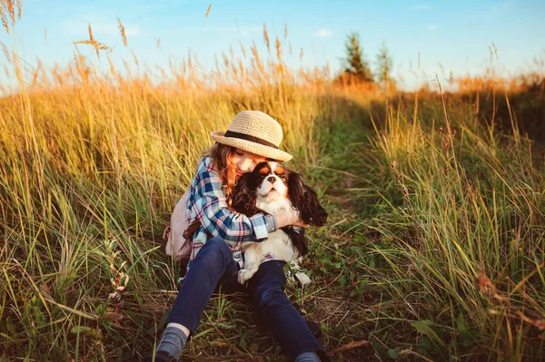 Glad Barn Flicka Njuter Sommarsemester Med Sin Hund Promenader Och — Stockfoto