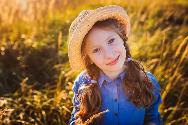 Niña Feliz Vestido Azul Paja Caminando Prado Soleado Verano Estilo — Foto de Stock