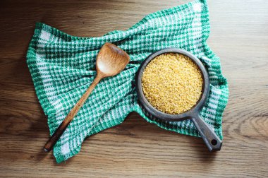 Tahta tabakta çiğ bulgur taneleri. Sağlıklı gıda konsepti