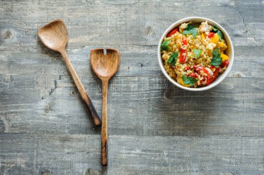 Bulgur, tatlı biber, maydanoz, soğan ve sarımsaklı sağlıklı diyet vejetaryen yemeği.