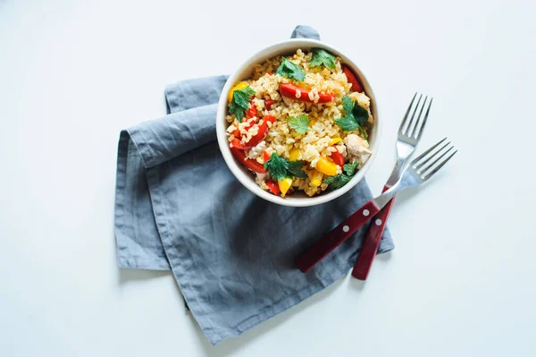 健康的午餐碗 配上泡菜 甜辣椒 洋葱和欧芹 — 图库照片