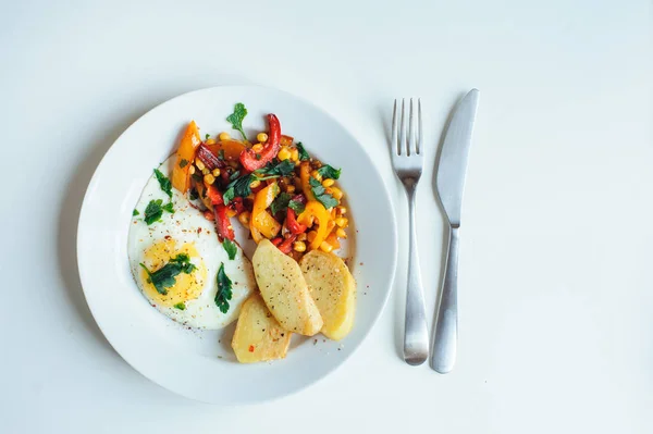 Tasty Vegetarian Farm Style Breakfast Fried Egg Baked Sweet Peppers — Stock Photo, Image