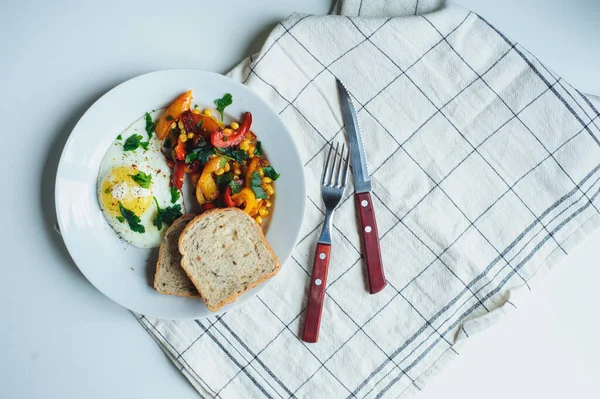 Smaklig Vegetarisk Gårdsfrukost Stekt Ägg Med Bakad Paprika Och Majs — Stockfoto