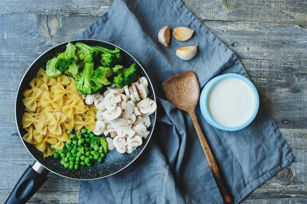 Ingredienser För Matlagning Välsmakande Pott Italiensk Pasta Med Broccoli Svamp — Stockfoto