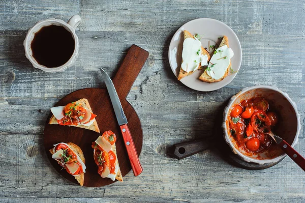 God Italiensk Stil Crostini Med Bakade Körsbärstomater Mozarella Och Parmesanost — Stockfoto