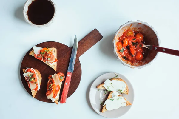 맛있는 이탈리아식 식욕을 돋구는 토마토 농장용 허브와 크로스 토스트 — 스톡 사진