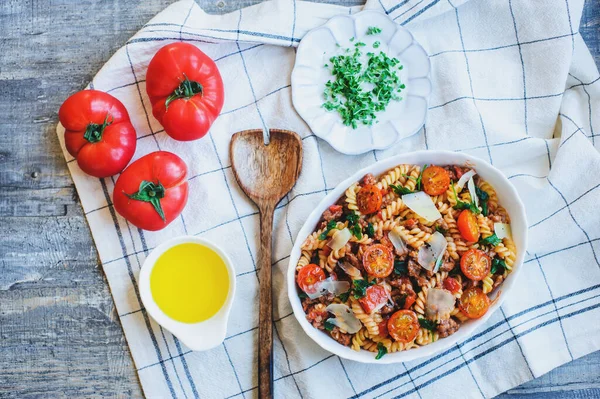 Koken Lekker Comfort Voedsel Italiaanse Fusilli Pasta Gebakken Met Vleessaus — Stockfoto