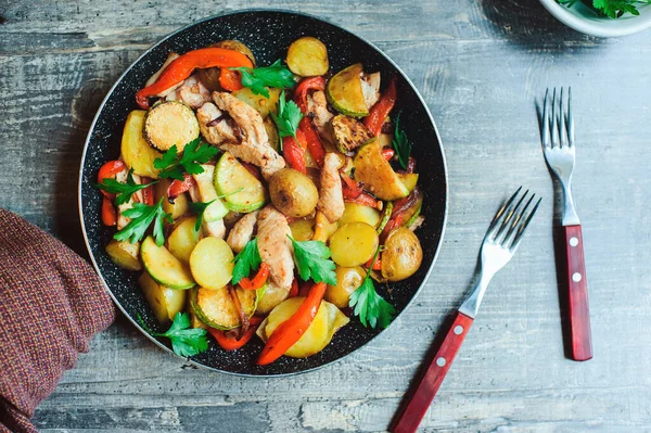 Gård Stil Middag Kalkon Kött Bakat Med Baby Potatis Paprika — Stockfoto