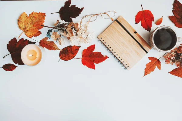 秋天的季节平铺作文与干叶 素描书 热茶和蜡烛 舒适的家居细节白色背景和复制空间 — 图库照片