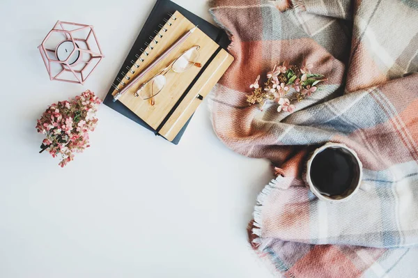 Acogedor Invierno Otoño Bodegón Detalles Mesa Blanca Femenina Con Cuaderno — Foto de Stock