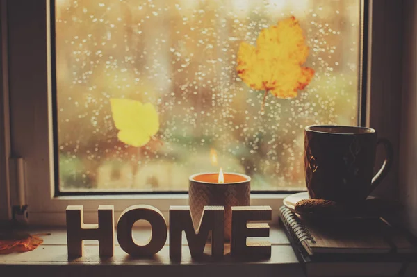Затишний Осінній Ранок Вдома Гарячий Чай Свічка Вікні Дощовий Холодний — стокове фото