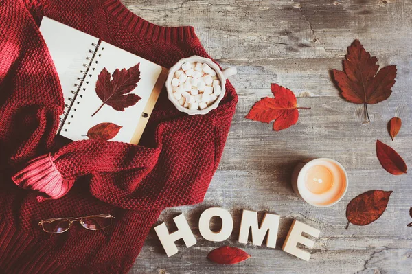 Gemütliche Herbstflache Mit Rotem Strickpullover Heißem Kakao Kerzen Und Getrockneten — Stockfoto