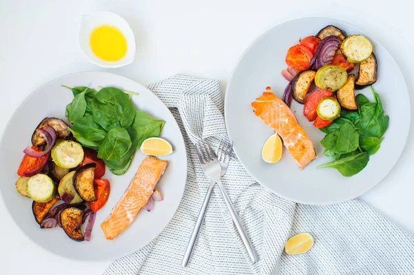 Ugnsstekt Grönsaksblandning Tomat Rödlök Zucchini Och Aubergine Med Bakad Lax — Stockfoto