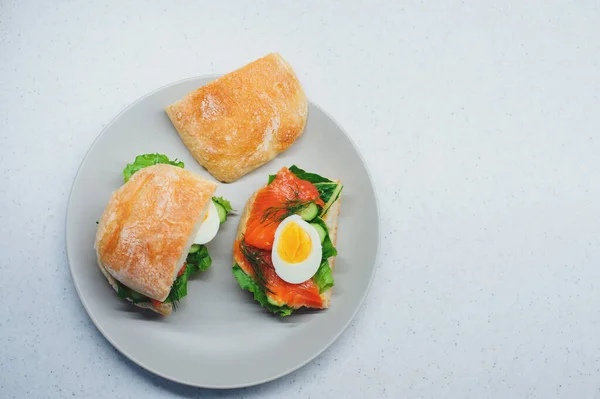 Leckeres Gesundes Frühstück Räucherlachs Chiabatta Toast Mit Gurken Salat Und — Stockfoto