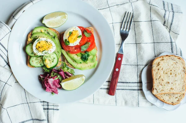 Hälsosam Vegetarisk Frukost Avokado Toast Med Gurka Ägg Tomat Och — Stockfoto