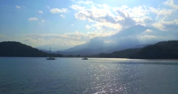 Vista aérea de Drone sobre barcos en el mar. La montaña Tahtali, Turquía — Vídeos de Stock