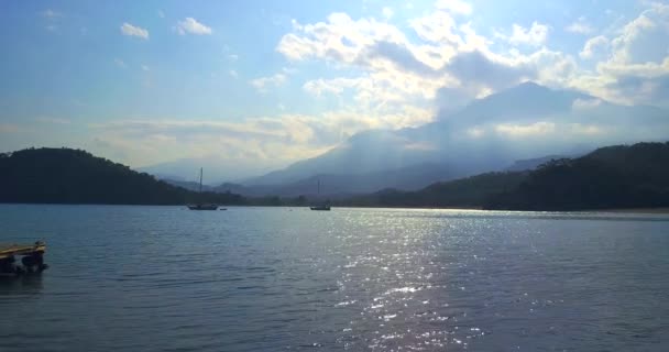 Un pequeño muelle de madera en el mar. Vista de la montaña Tahtali, Turquía — Vídeos de Stock