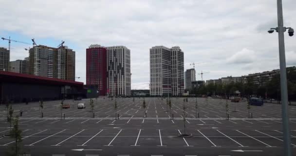 Kiev Ucrania - 06.04.2020: Hermosa vista desde el dron de los nuevos edificios de gran altura y un gran centro comercial con estacionamiento vacío . — Vídeos de Stock
