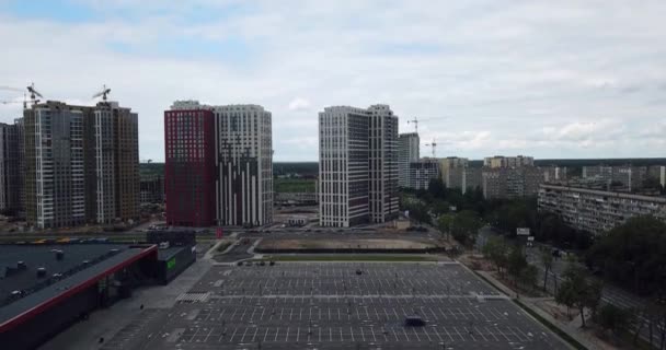 Kiev Ucrania - 06.04.2020: Hermosa vista desde el dron de los nuevos edificios de gran altura y un gran centro comercial con estacionamiento vacío . — Vídeos de Stock
