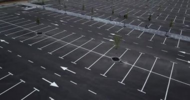 Boş otoparkın hava görüntüleri.