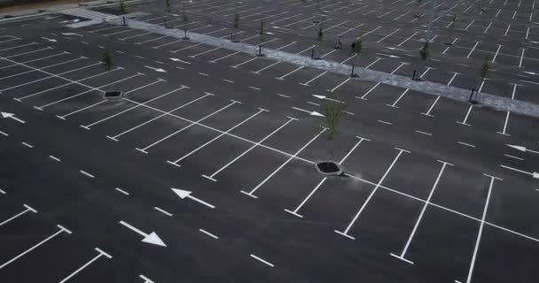 Εναέρια πλάνα από άδειο χώρο στάθμευσης — Αρχείο Βίντεο