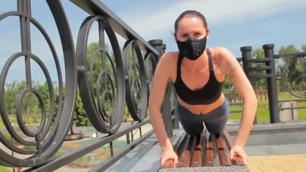 Fitness Frau Maske Liegestütz Machen Outdoor Training Sommer Auf Bank — Stockvideo