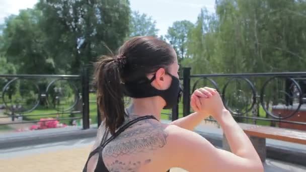 Tätowierte Frau Hockt Maske Beim Outdoor Cross Training — Stockvideo