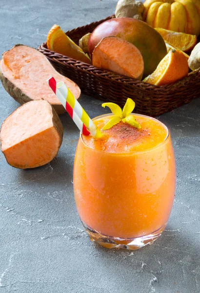 Frullato Patate Dolci Con Arancia Mango Zucca Una Scatola Fondo — Foto Stock