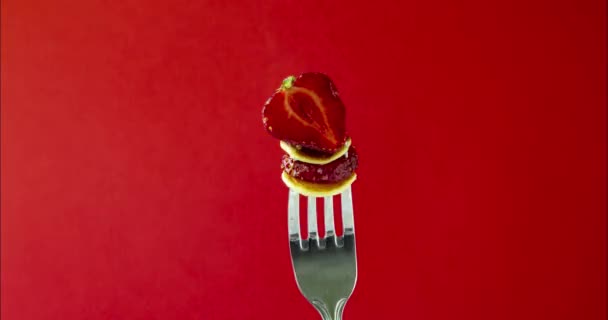 带有草莓叉子的迷你煎饼麦片在红色背景下旋转着 新趋势 停止动作动画 — 图库视频影像