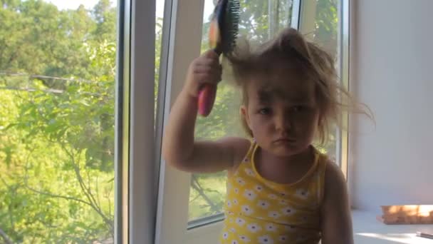 Çocuk Bakımı Yüz Makyajlı Küçük Bir Kız Saçlarını Tarıyor Pencerenin — Stok video