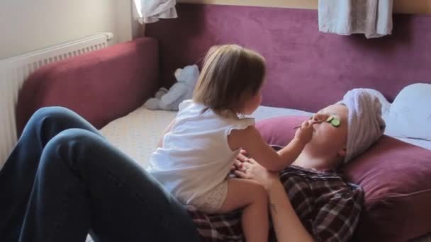Kadın Banyodan Sonra Gözlerinde Salatalıkla Rahatlıyor Küçük Kızı Annesinin Yüzünü — Stok video